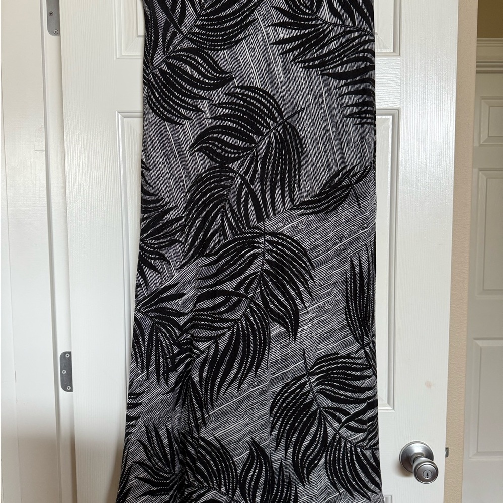 Black and Gray Leaf Pattern Maxi Skirt